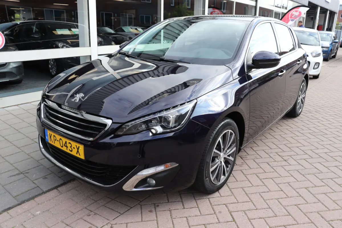 1.2 PureTech Allure. Eerste eigenaar, dealeronderhouden, panoramadak.
