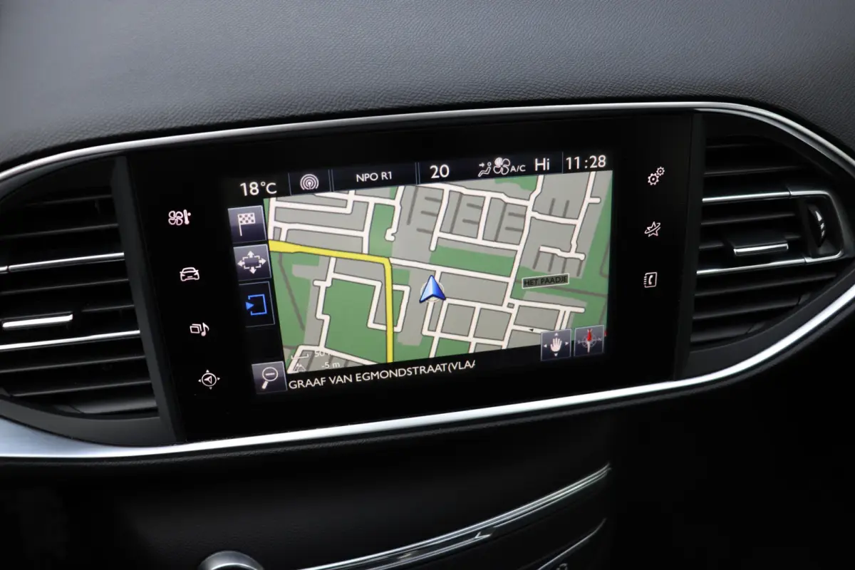 1.2 PureTech Allure. Eerste eigenaar, dealeronderhouden, panoramadak.