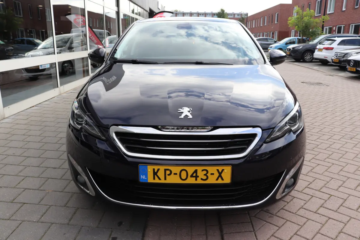 1.2 PureTech Allure. Eerste eigenaar, dealeronderhouden, panoramadak.