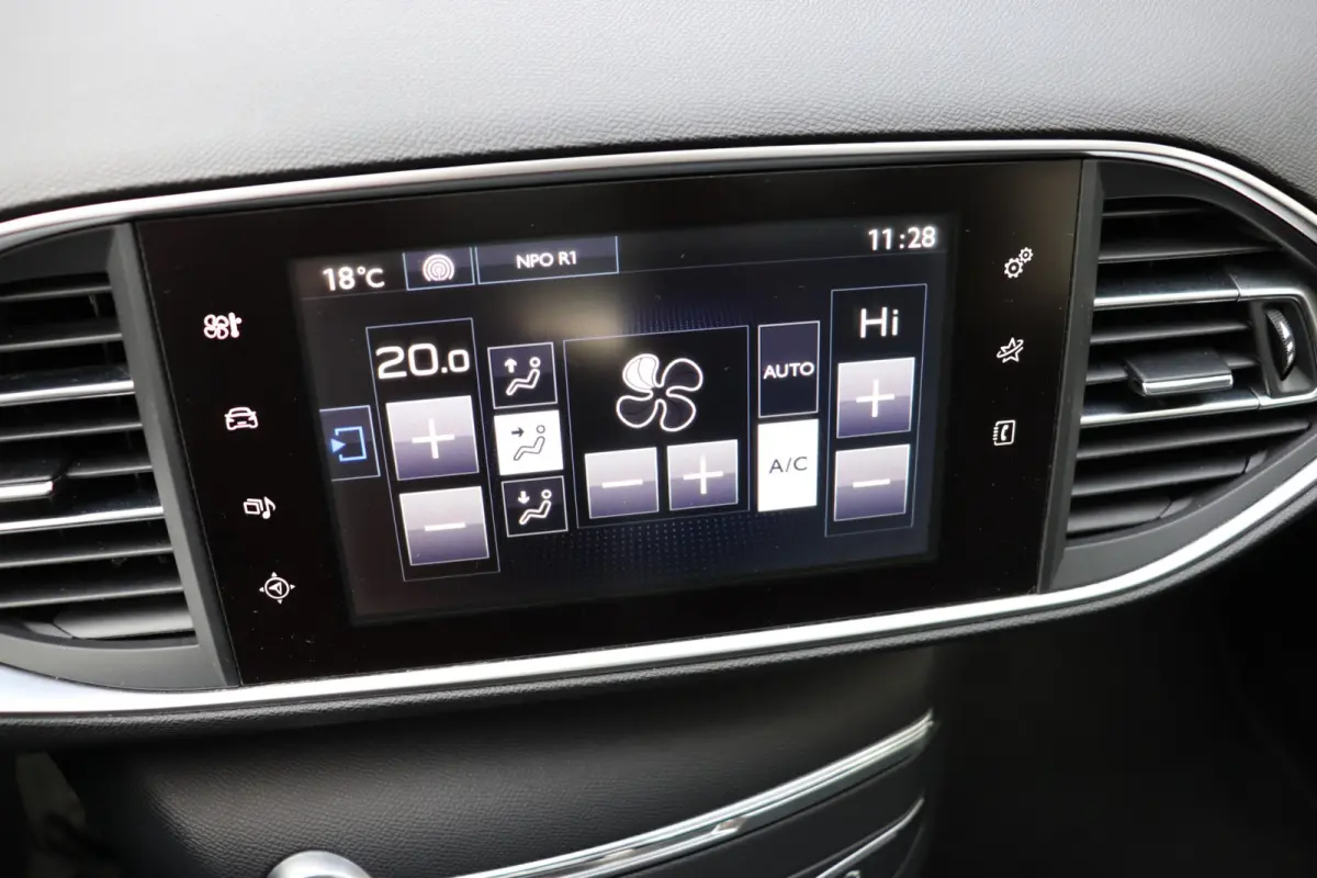 1.2 PureTech Allure. Eerste eigenaar, dealeronderhouden, panoramadak.