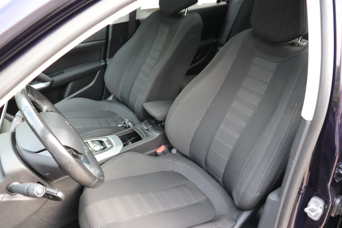 1.2 PureTech Allure. Eerste eigenaar, dealeronderhouden, panoramadak.