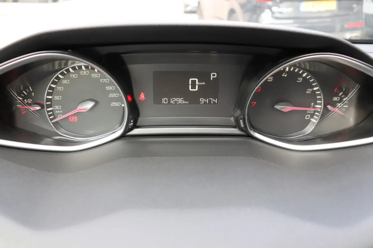 1.2 PureTech Allure. Eerste eigenaar, dealeronderhouden, panoramadak.