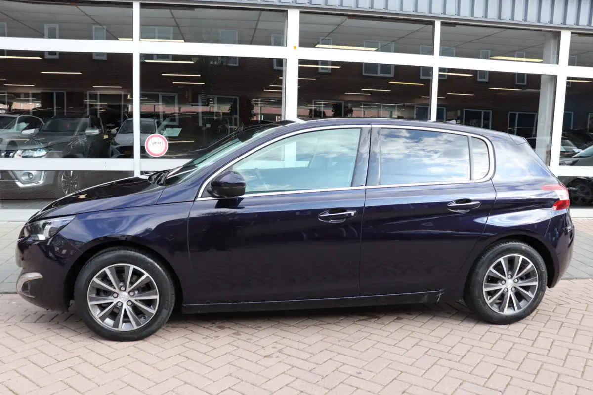 1.2 PureTech Allure. Eerste eigenaar, dealeronderhouden, panoramadak.