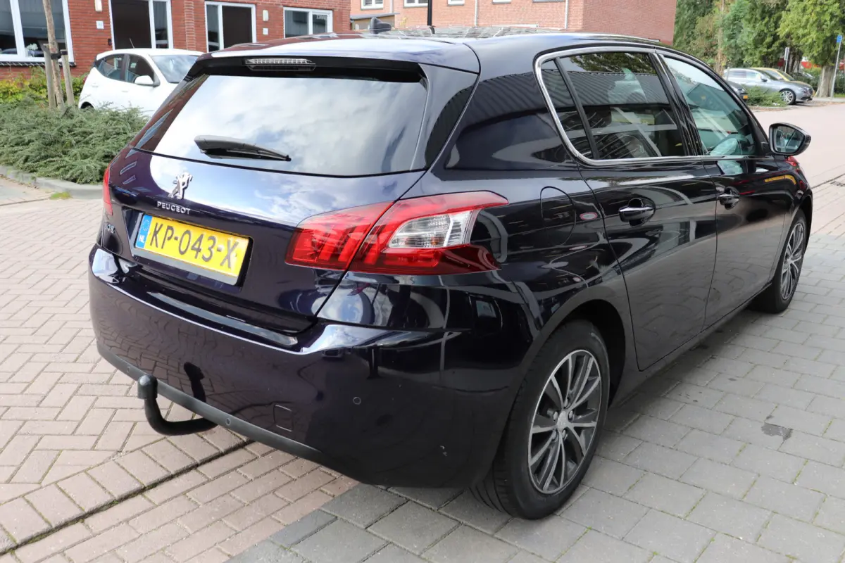 1.2 PureTech Allure. Eerste eigenaar, dealeronderhouden, panoramadak.