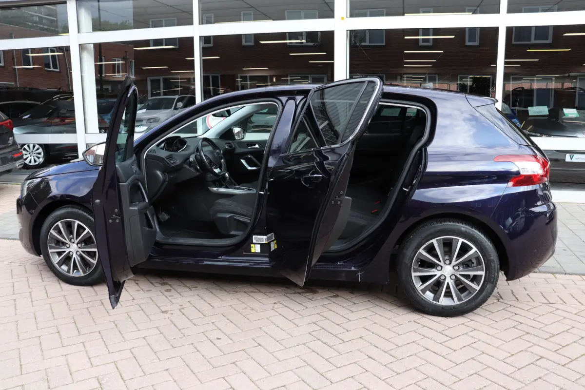 1.2 PureTech Allure. Eerste eigenaar, dealeronderhouden, panoramadak.