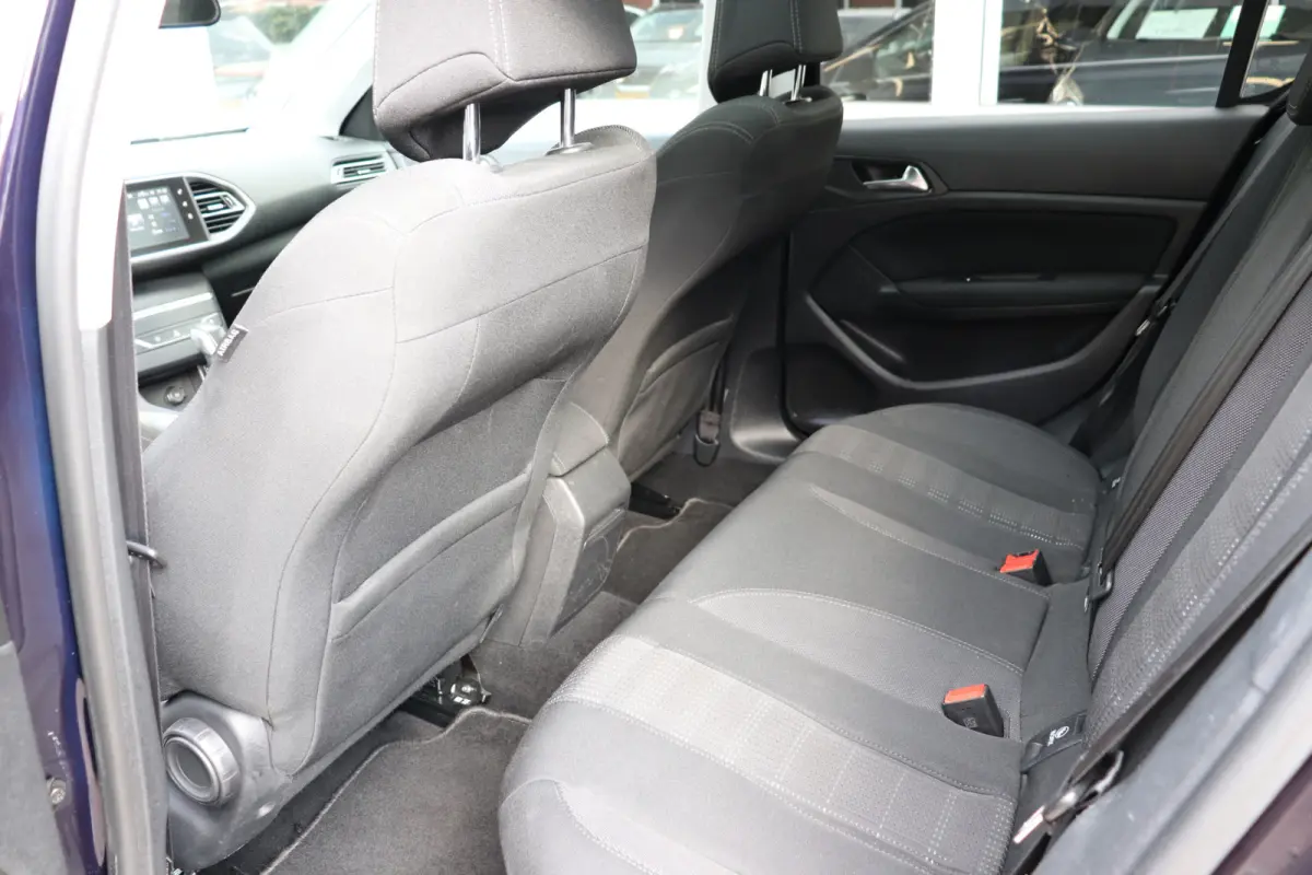 1.2 PureTech Allure. Eerste eigenaar, dealeronderhouden, panoramadak.