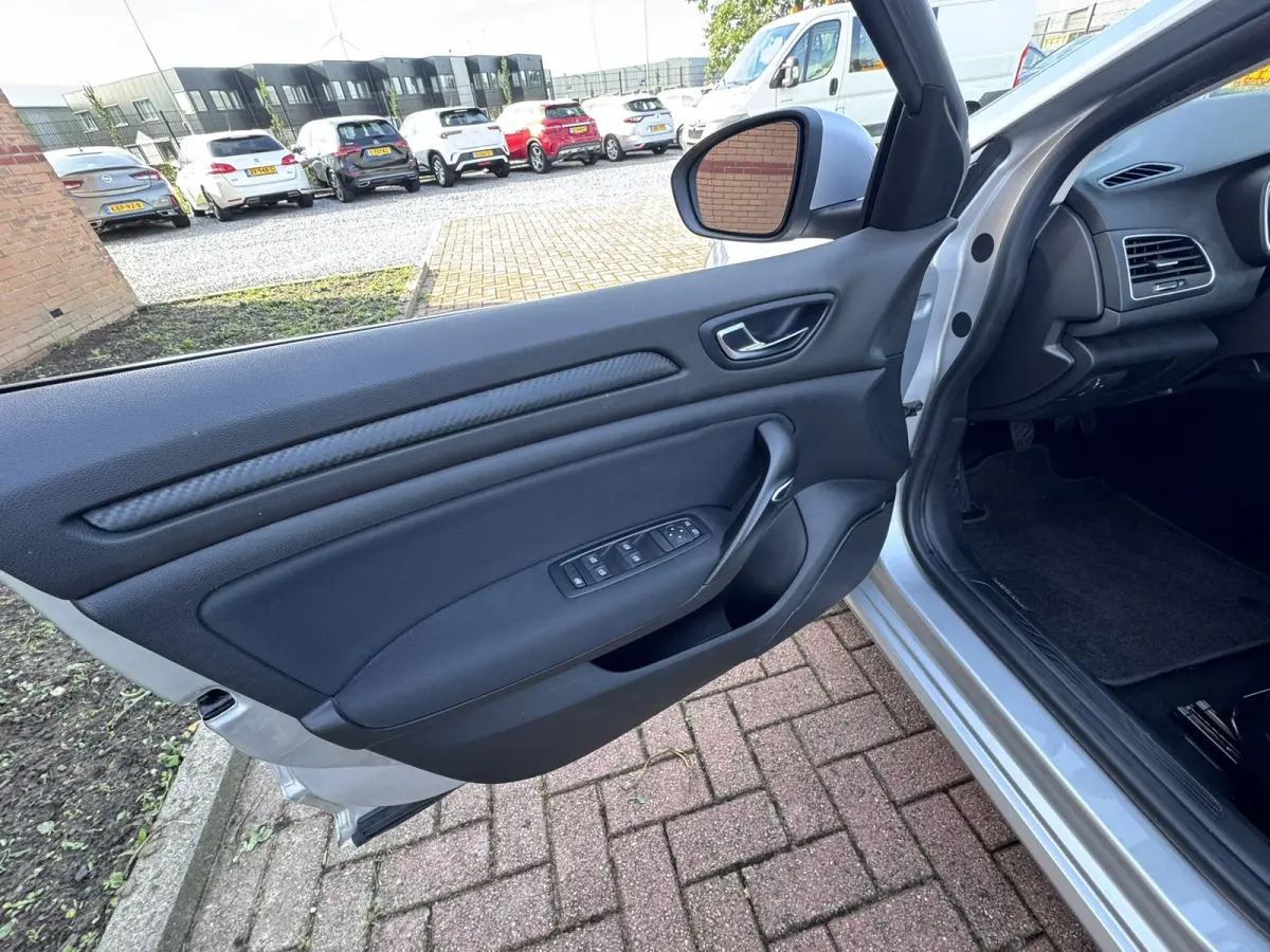1.5 Blue dCi Limited, Marge, Euro 6, Hatchback, Apple Carplay