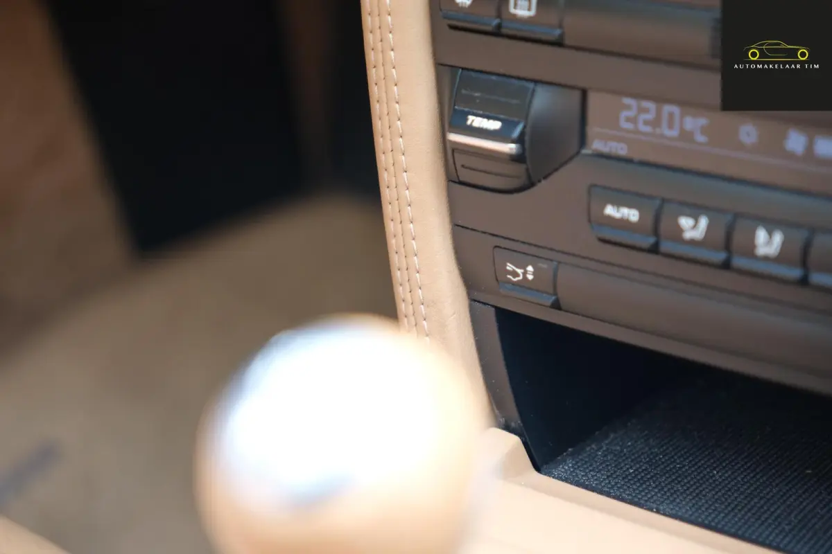 2.9 | Handbak | Sandbeige Leder | CarPlay