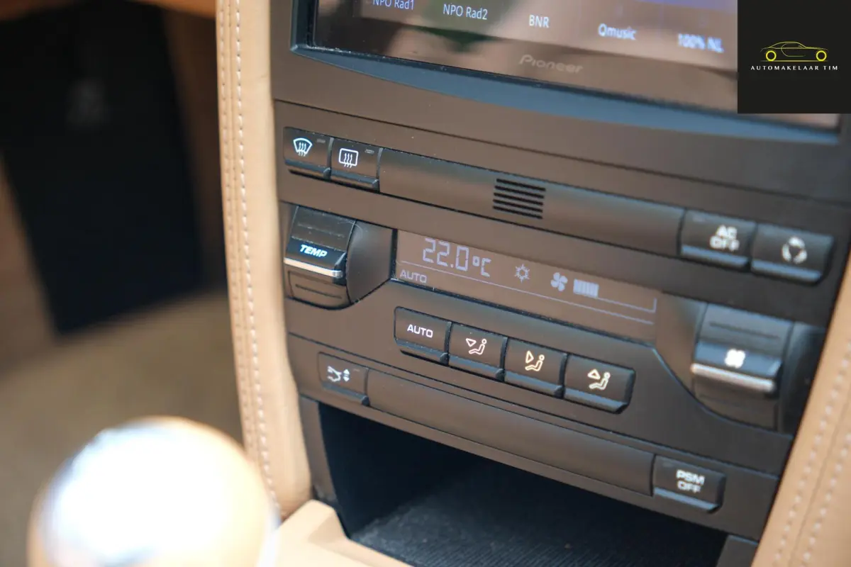 2.9 | Handbak | Sandbeige Leder | CarPlay