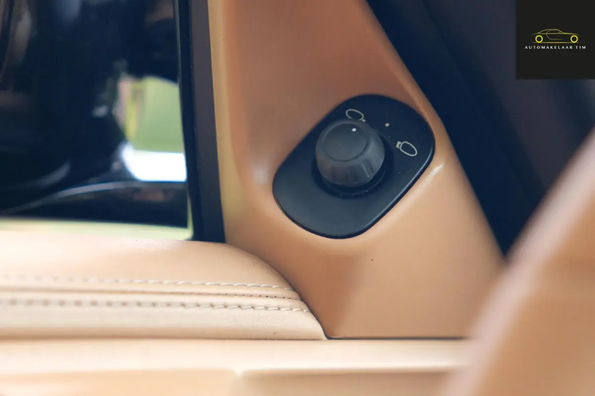 2.9 | Handbak | Sandbeige Leder | CarPlay