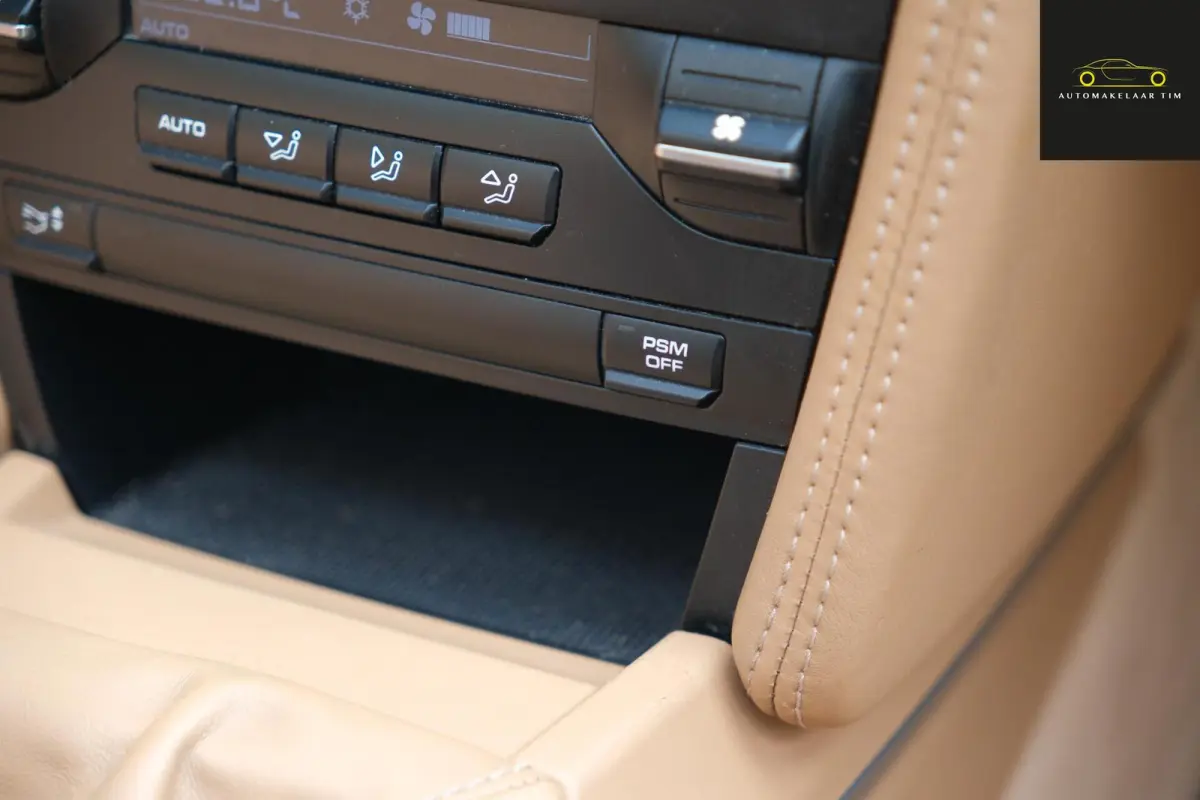2.9 | Handbak | Sandbeige Leder | CarPlay