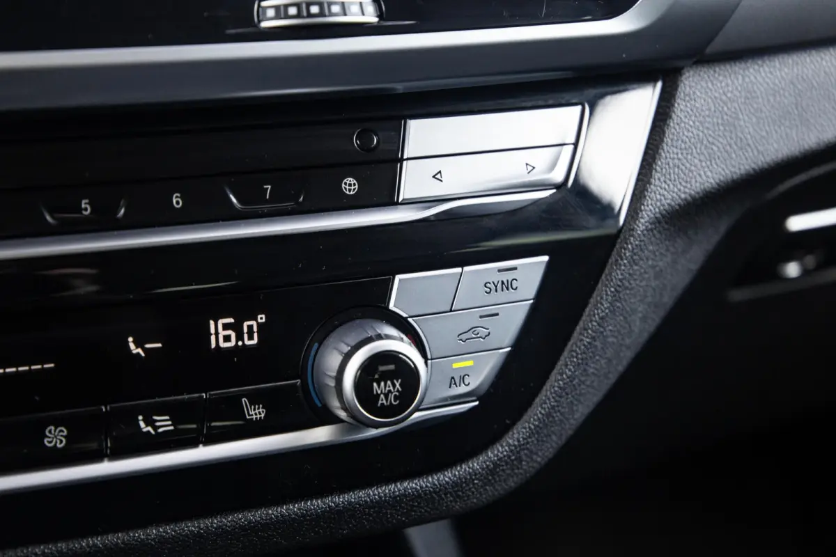 xDrive30e High Executive BLACK LINE / CARPLAY / LEER / STOELVERWARMING / CAMERA / DEALER ONDERHOUDEN