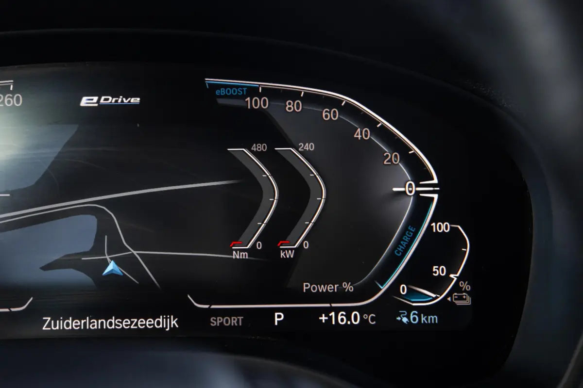 xDrive30e High Executive BLACK LINE / CARPLAY / LEER / STOELVERWARMING / CAMERA / DEALER ONDERHOUDEN