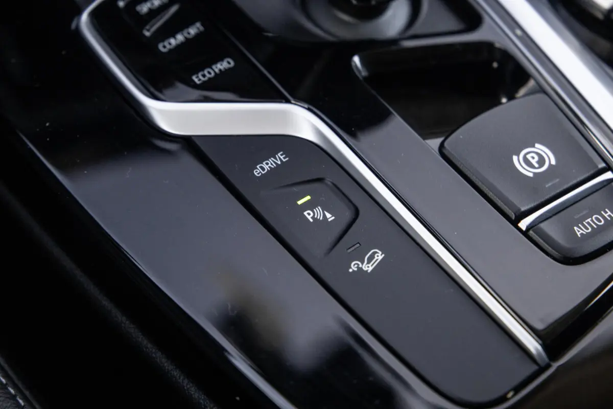 xDrive30e High Executive BLACK LINE / CARPLAY / LEER / STOELVERWARMING / CAMERA / DEALER ONDERHOUDEN