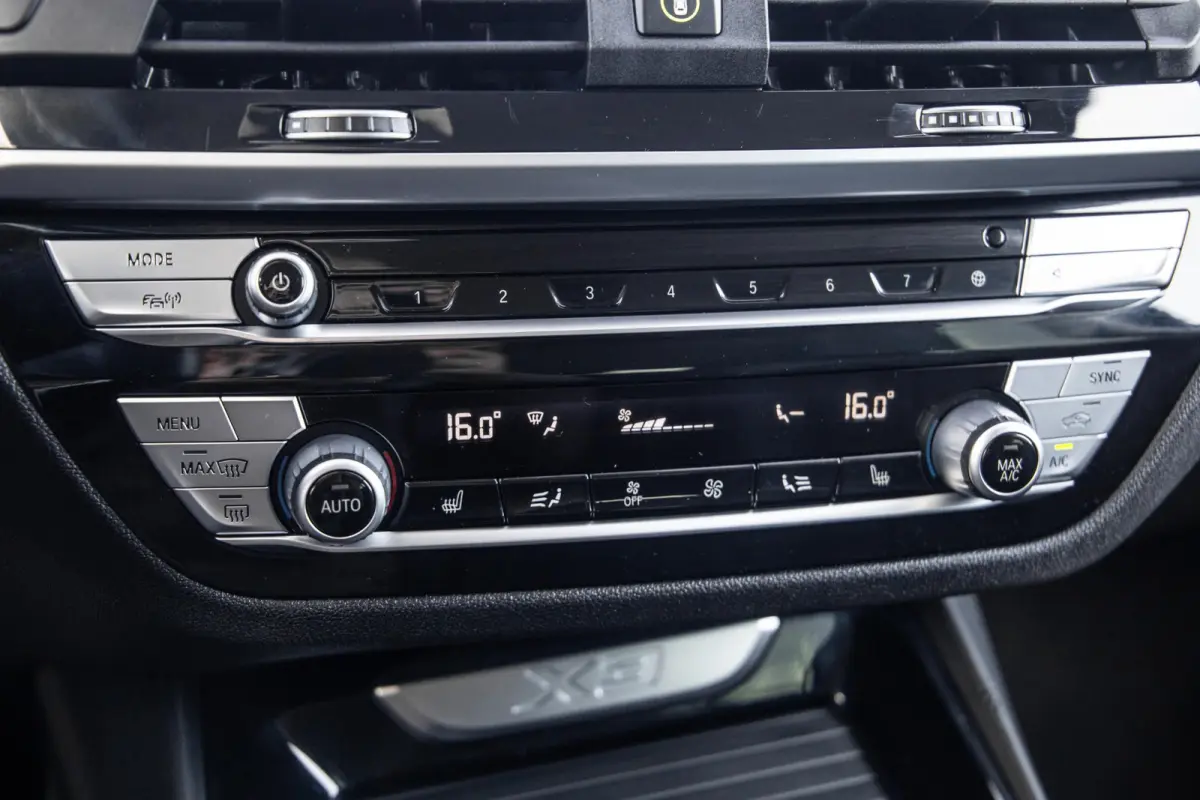 xDrive30e High Executive BLACK LINE / CARPLAY / LEER / STOELVERWARMING / CAMERA / DEALER ONDERHOUDEN
