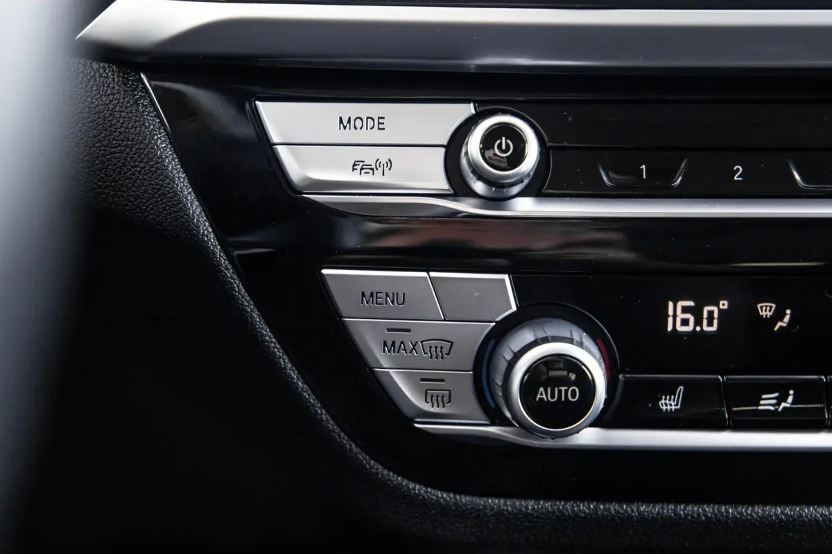 xDrive30e High Executive BLACK LINE / CARPLAY / LEER / STOELVERWARMING / CAMERA / DEALER ONDERHOUDEN