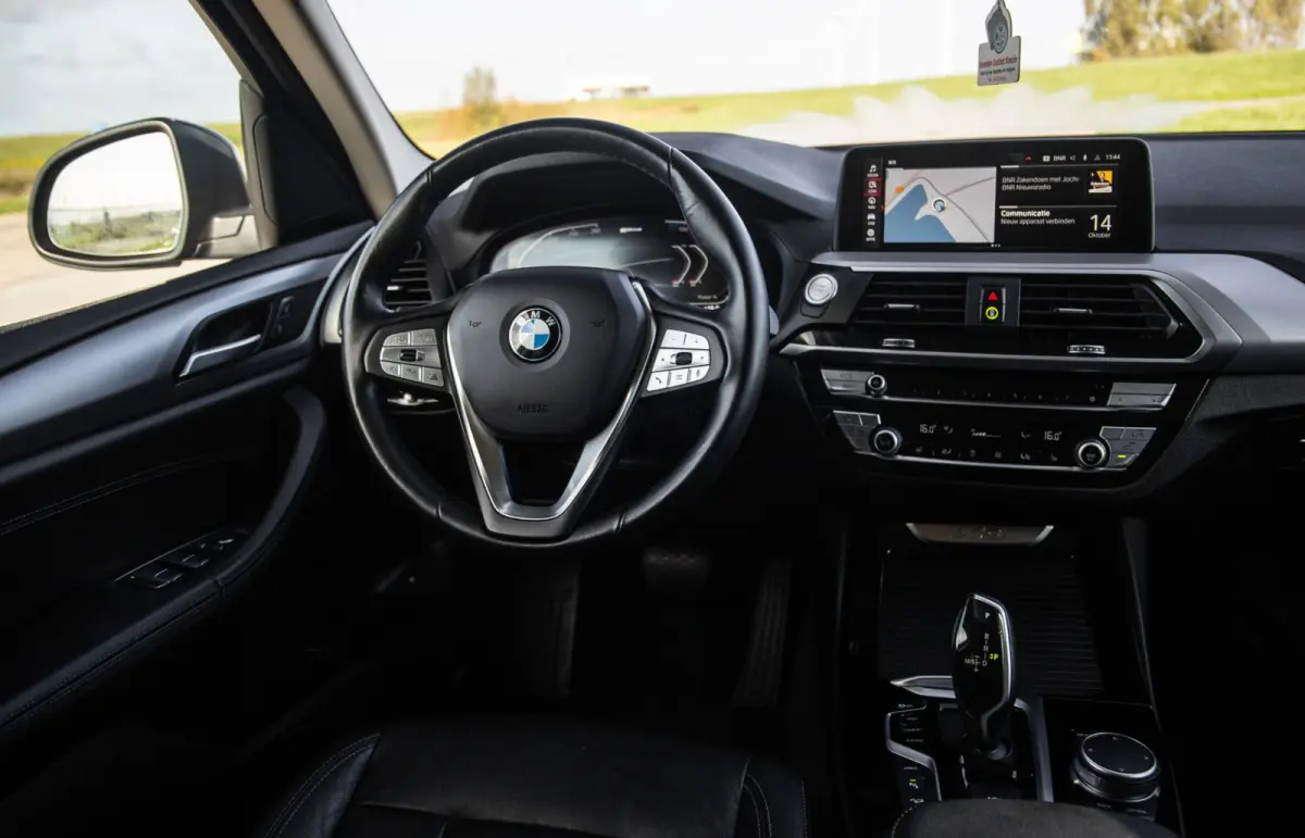 xDrive30e High Executive BLACK LINE / CARPLAY / LEER / STOELVERWARMING / CAMERA / DEALER ONDERHOUDEN