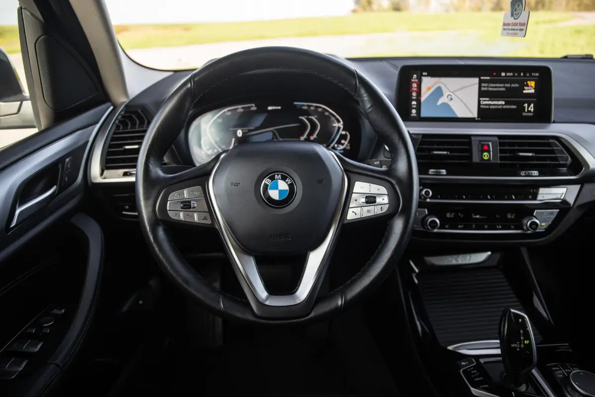 xDrive30e High Executive BLACK LINE / CARPLAY / LEER / STOELVERWARMING / CAMERA / DEALER ONDERHOUDEN