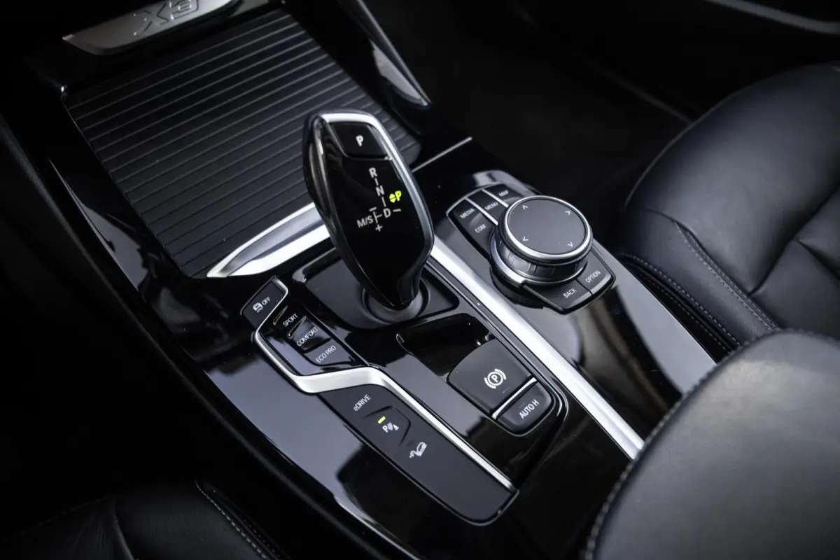 xDrive30e High Executive BLACK LINE / CARPLAY / LEER / STOELVERWARMING / CAMERA / DEALER ONDERHOUDEN