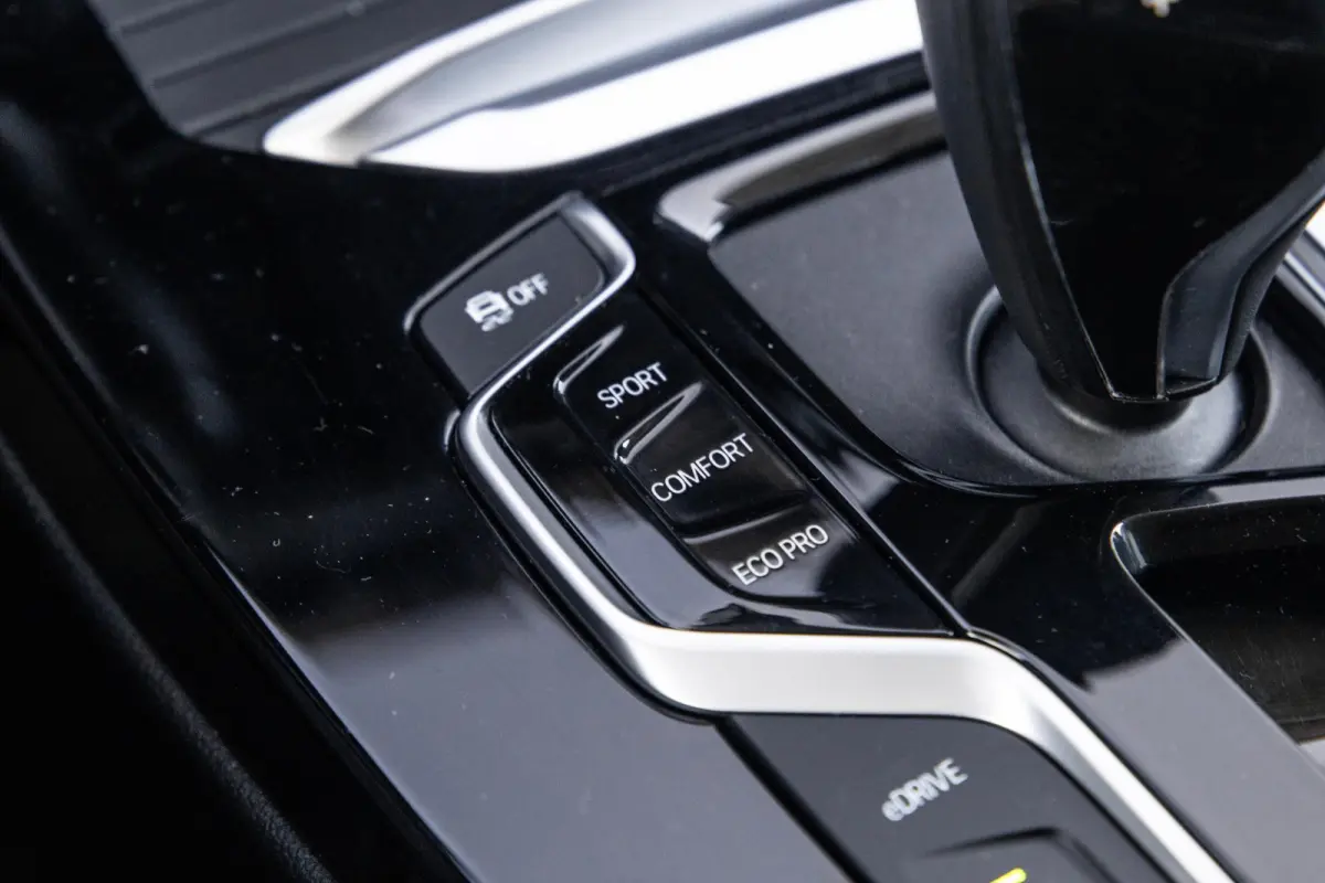 xDrive30e High Executive BLACK LINE / CARPLAY / LEER / STOELVERWARMING / CAMERA / DEALER ONDERHOUDEN