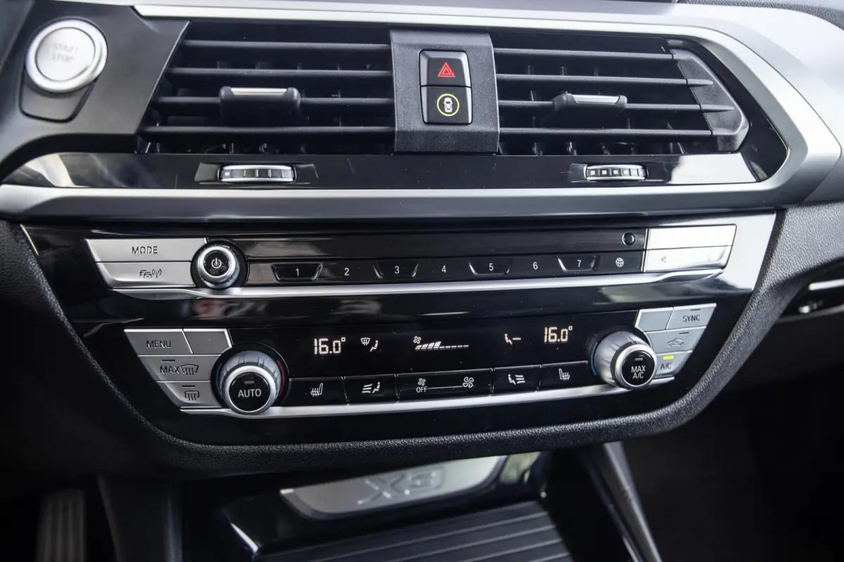 xDrive30e High Executive BLACK LINE / CARPLAY / LEER / STOELVERWARMING / CAMERA / DEALER ONDERHOUDEN