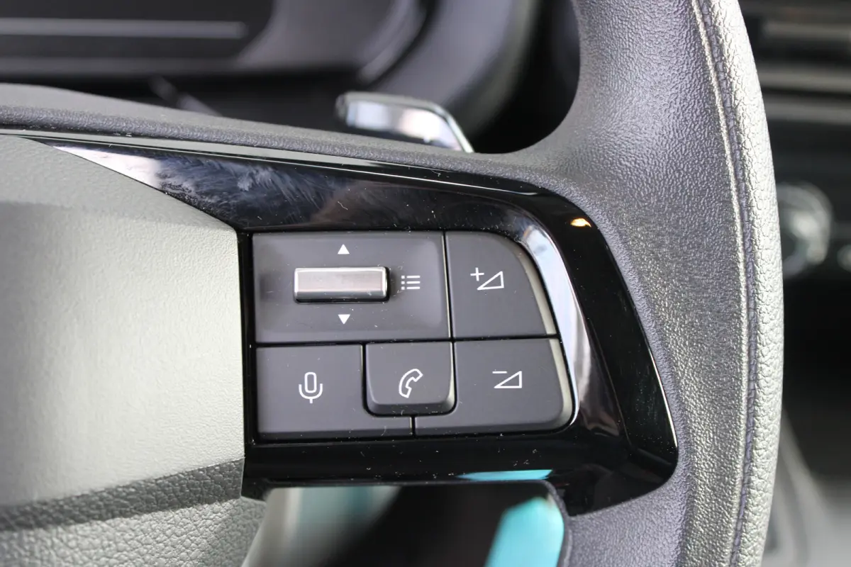136 L1 50kWh | Fase 3 laden | SOH 99% | Navi by app | Apple carplay | Camera | Nieuw model | 3.300km |