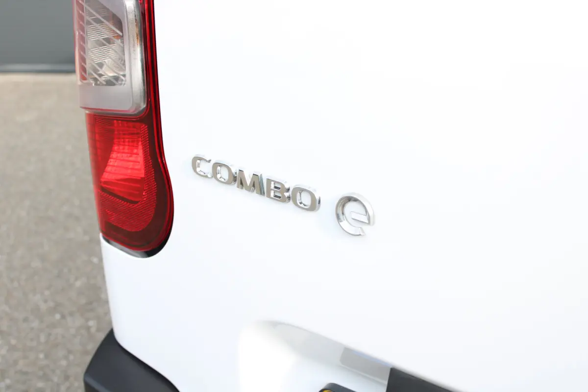 136 L1 50kWh | Fase 3 laden | SOH 99% | Navi by app | Apple carplay | Camera | Nieuw model | 3.300km |