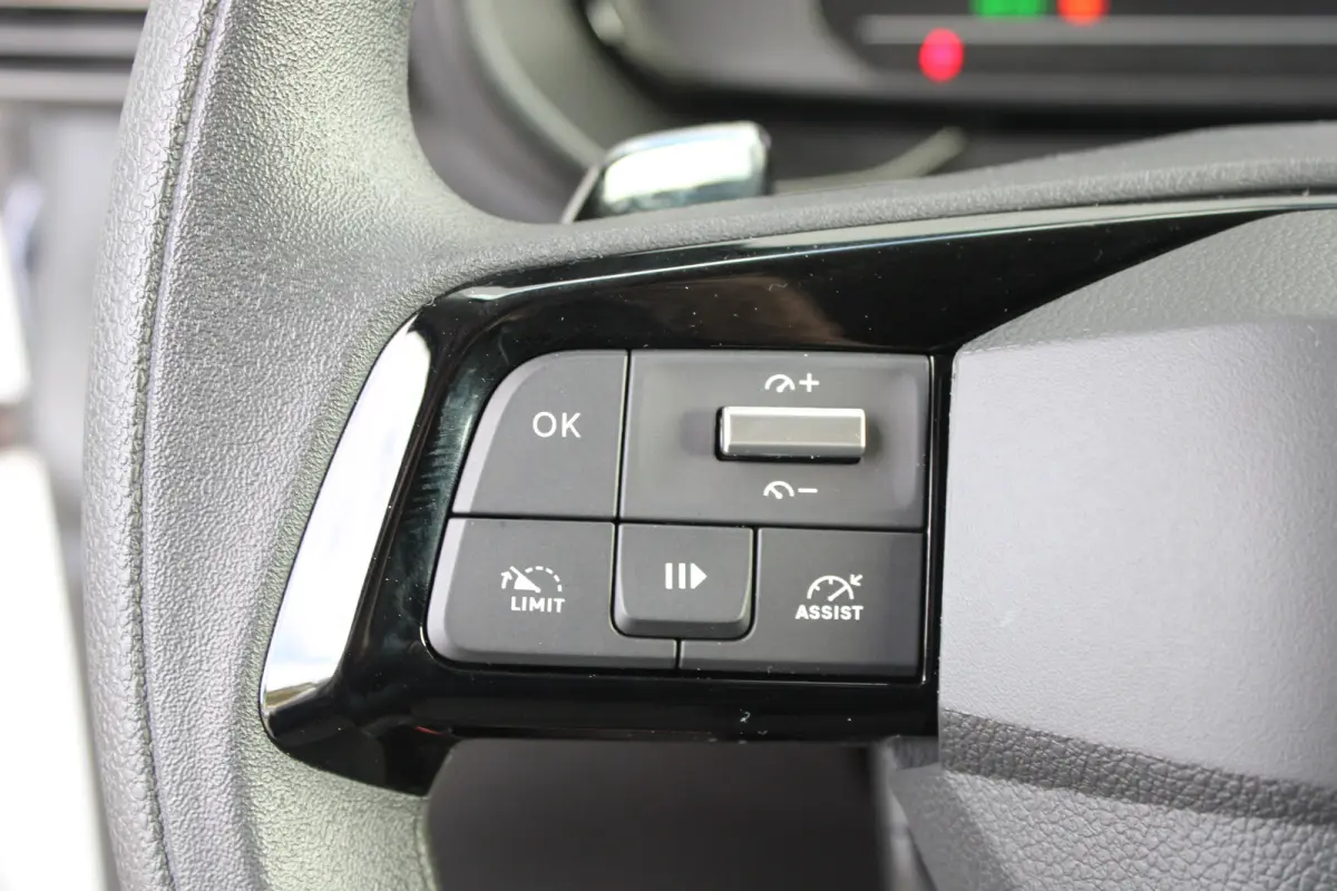 136 L1 50kWh | Fase 3 laden | SOH 99% | Navi by app | Apple carplay | Camera | Nieuw model | 3.300km |