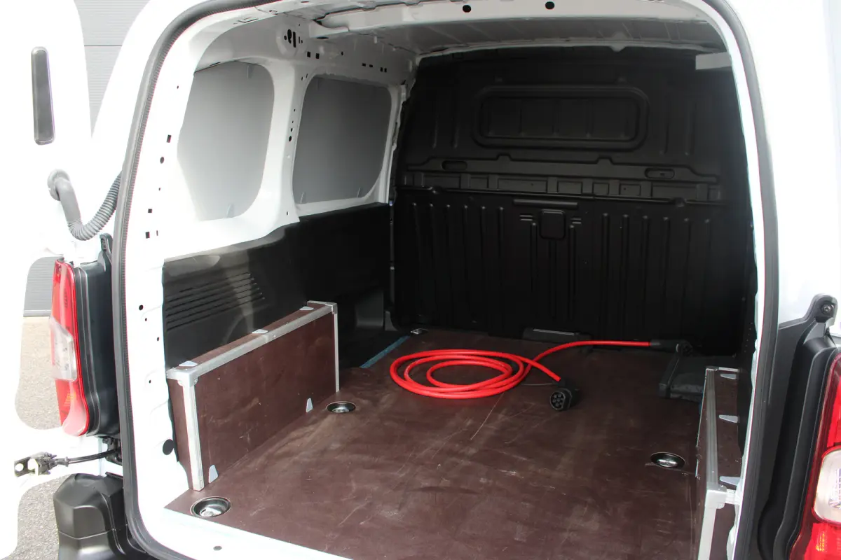 136 L1 50kWh | Fase 3 laden | SOH 99% | Navi by app | Apple carplay | Camera | Nieuw model | 3.300km |
