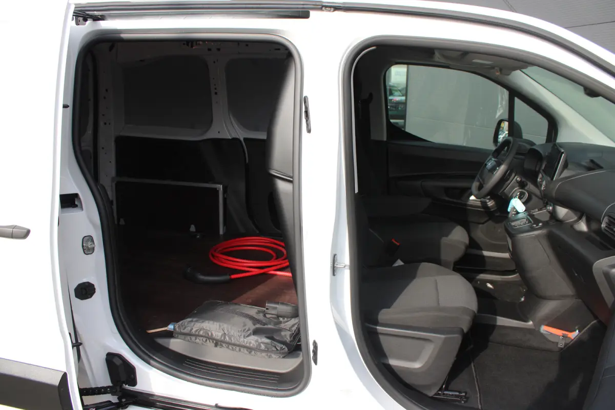 136 L1 50kWh | Fase 3 laden | SOH 99% | Navi by app | Apple carplay | Camera | Nieuw model | 3.300km |