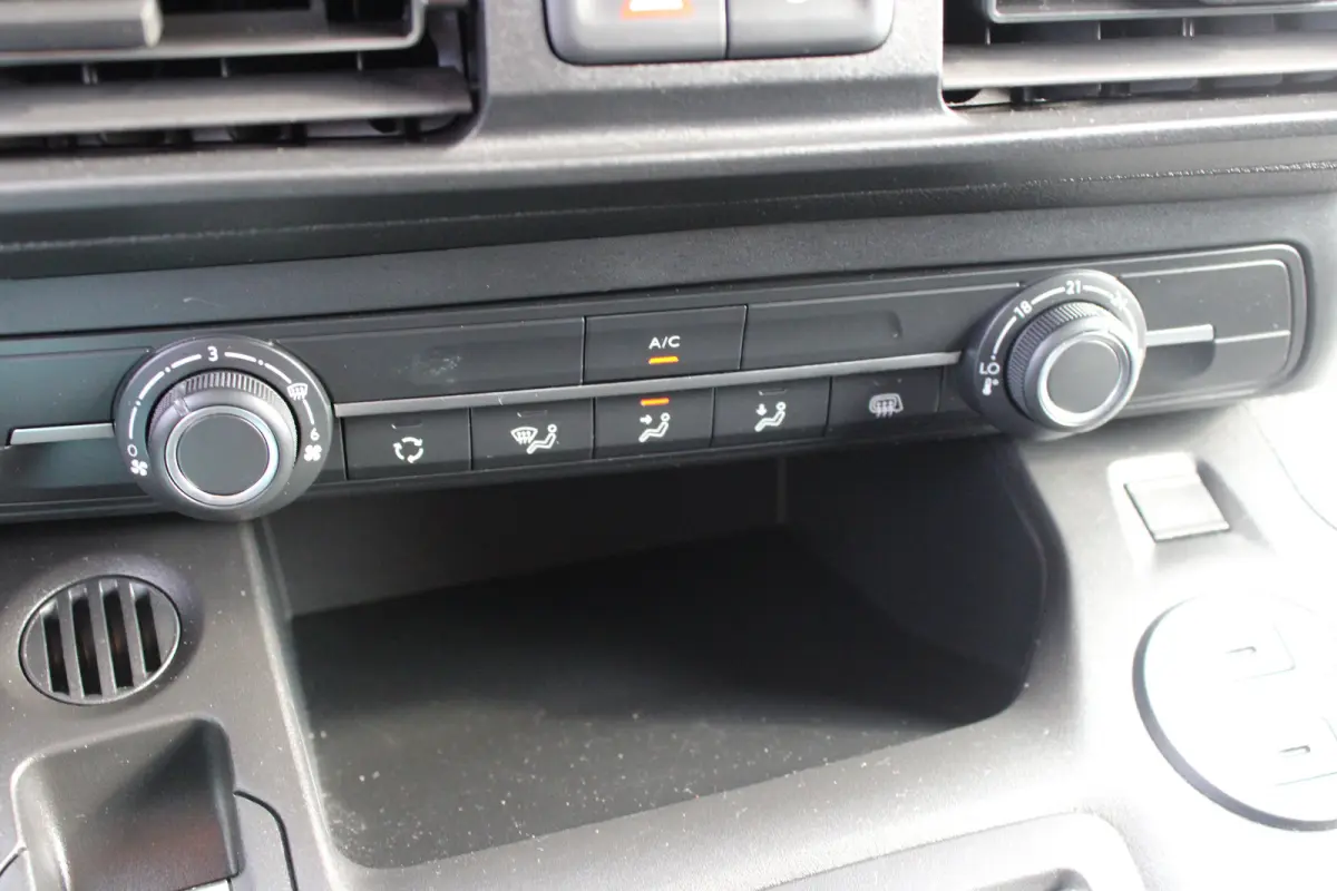 136 L1 50kWh | Fase 3 laden | SOH 99% | Navi by app | Apple carplay | Camera | Nieuw model | 3.300km |