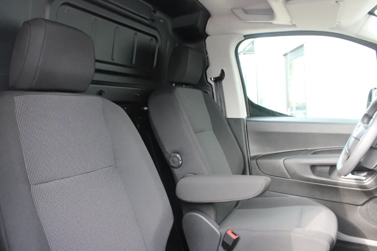 136 L1 50kWh | Fase 3 laden | SOH 99% | Navi by app | Apple carplay | Camera | Nieuw model | 3.300km |