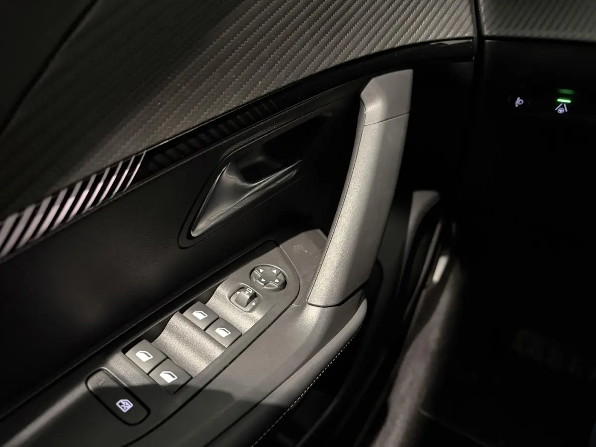 1.2 Hybrid 145 Allure | 360 Camera | Dodehoek Herkenning | Navigatie | Keyless Entry | Adaptieve Cruise Control |