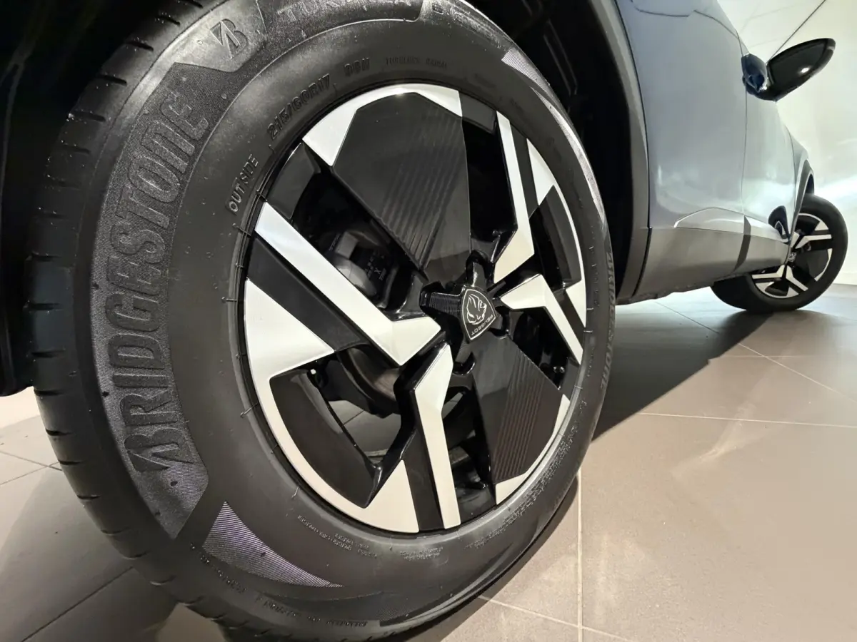 1.2 Hybrid 145 Allure | 360 Camera | Dodehoek Herkenning | Navigatie | Keyless Entry | Adaptieve Cruise Control |