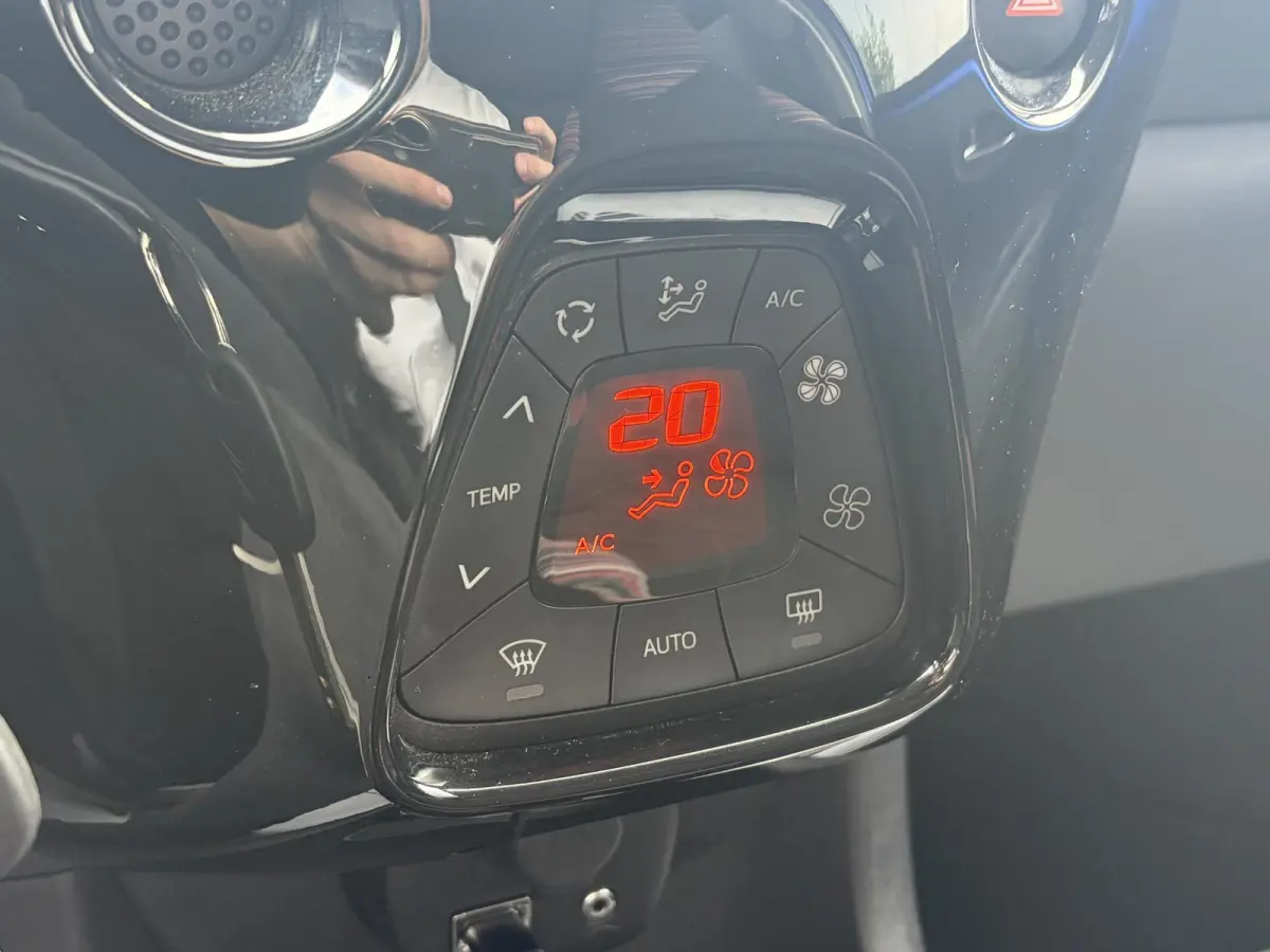 1.0 VTi Shine | Climate | Apple CarPlay | Achteruitrijcamera | Elektrische ramen | Nieuwe banden | Mooie auto!!