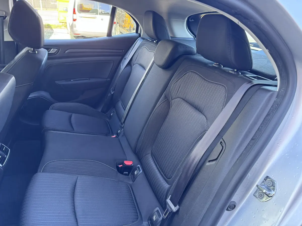1.5 Blue dCi Limited, Euro 6, Marge, Apple Carplay