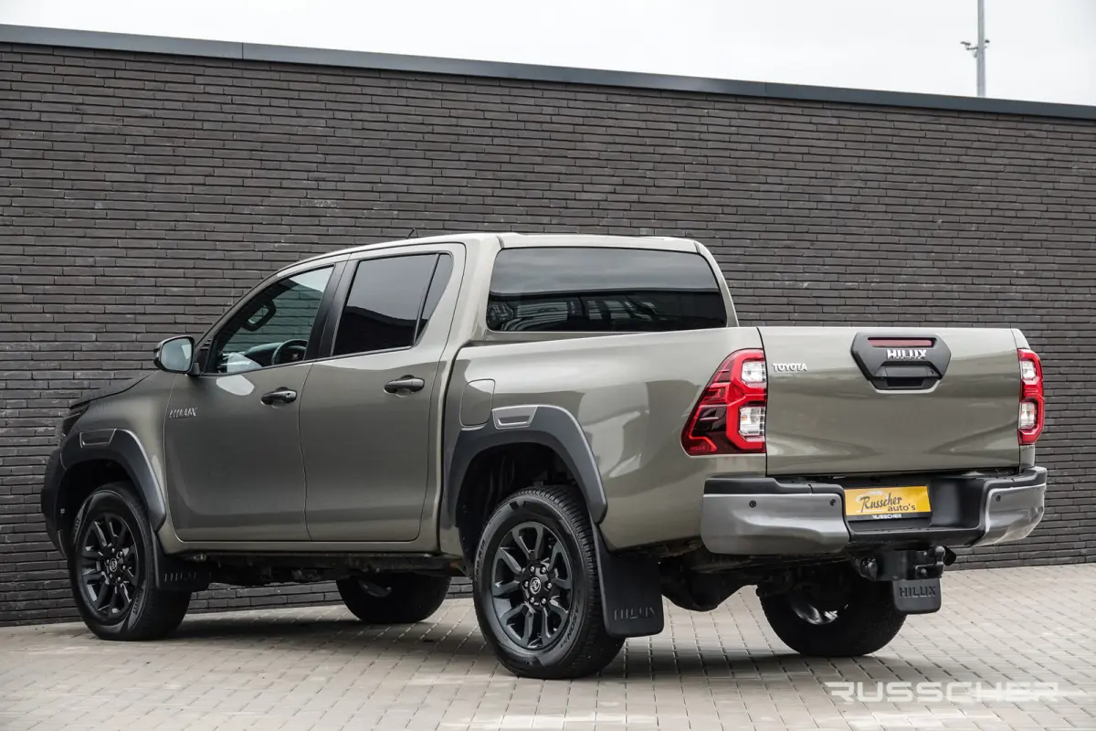 2.8 D-4D Double Cab 4X4 204Pk Aut. | Invincible | Leder | JBL-Sound | Trekhaak | 18'' | Oxide Bronze