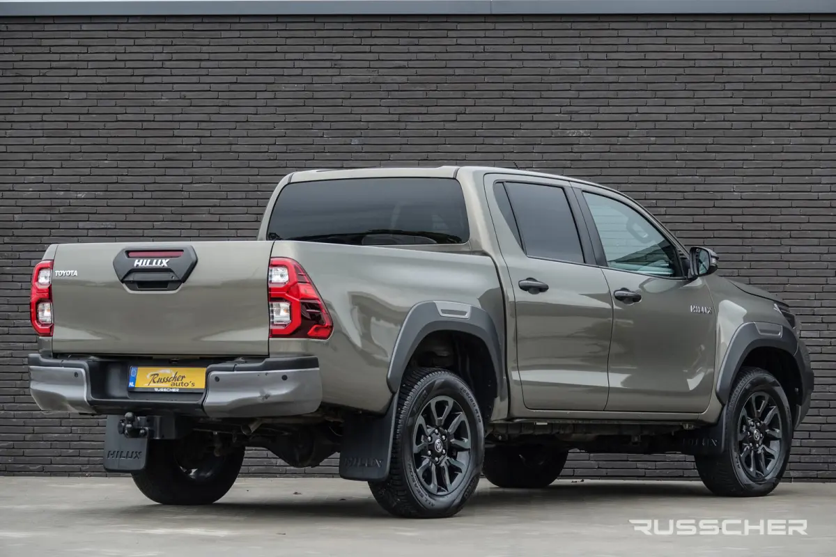 2.8 D-4D Double Cab 4X4 204Pk Aut. | Invincible | Leder | JBL-Sound | Trekhaak | 18'' | Oxide Bronze