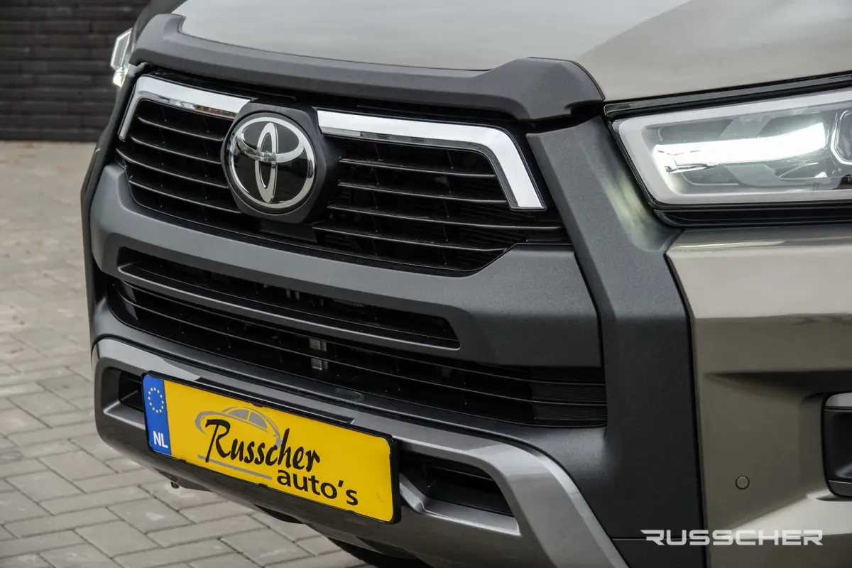 2.8 D-4D Double Cab 4X4 204Pk Aut. | Invincible | Leder | JBL-Sound | Trekhaak | 18'' | Oxide Bronze