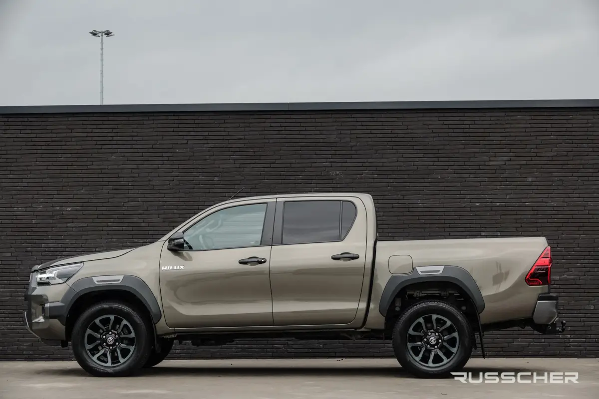 2.8 D-4D Double Cab 4X4 204Pk Aut. | Invincible | Leder | JBL-Sound | Trekhaak | 18'' | Oxide Bronze