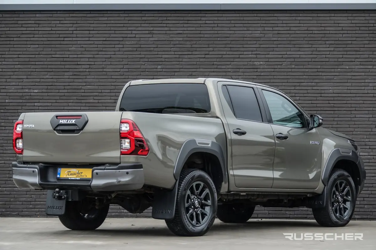 2.8 D-4D Double Cab 4X4 204Pk Aut. | Invincible | Leder | JBL-Sound | Trekhaak | 18'' | Oxide Bronze
