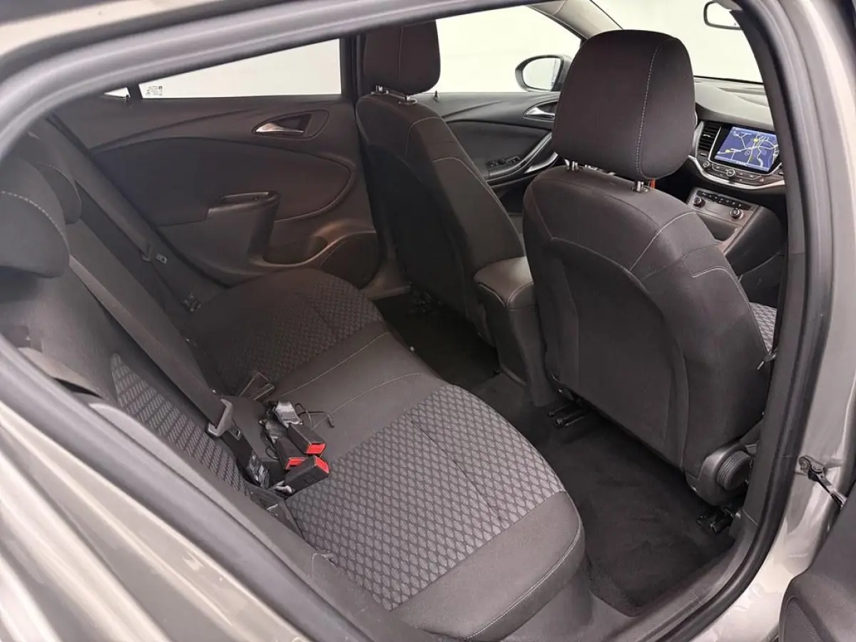 1.0 TURBO Business+ Nav/Camera/Led/4S.Banden