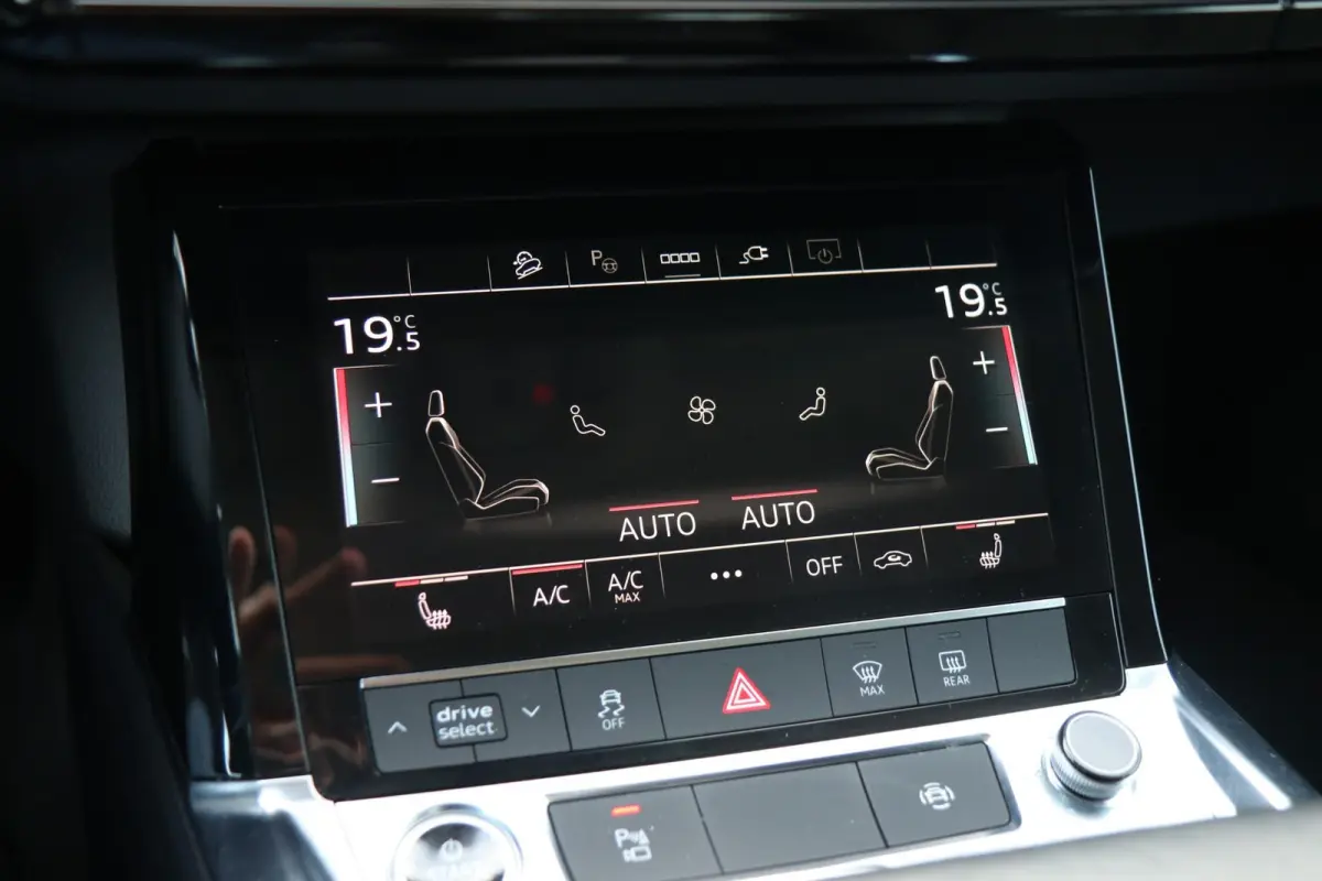 55 408pk quattro edition 95 kWh | Panoramadak | Trekhaak | Achteruitrijcamera | Stoelverwarming