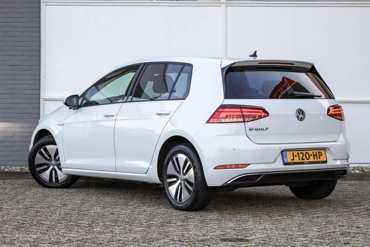 136pk E-DITION | Parkeersensoren | Adaptive Cruise | LM Velgen 16"