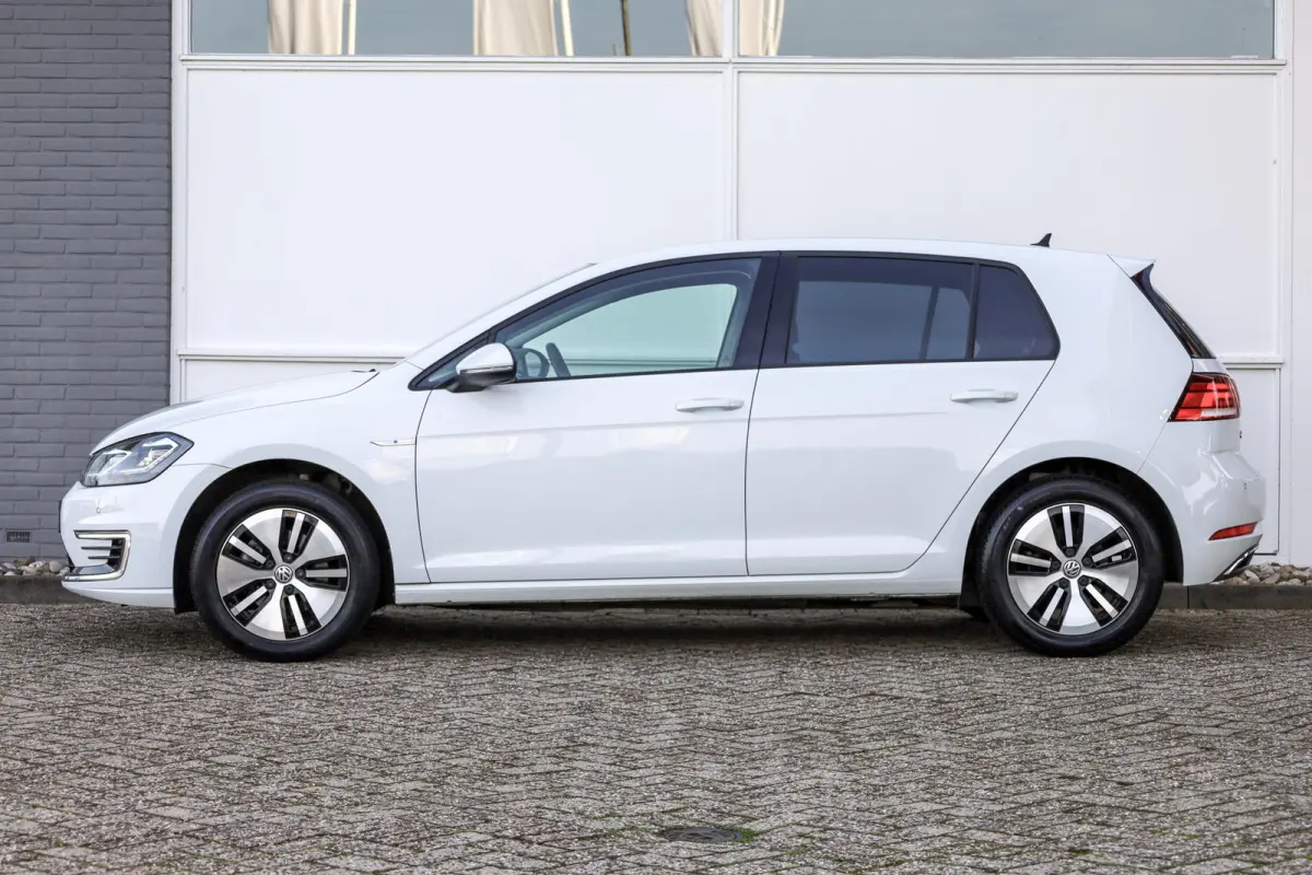 136pk E-DITION | Parkeersensoren | Adaptive Cruise | LM Velgen 16"