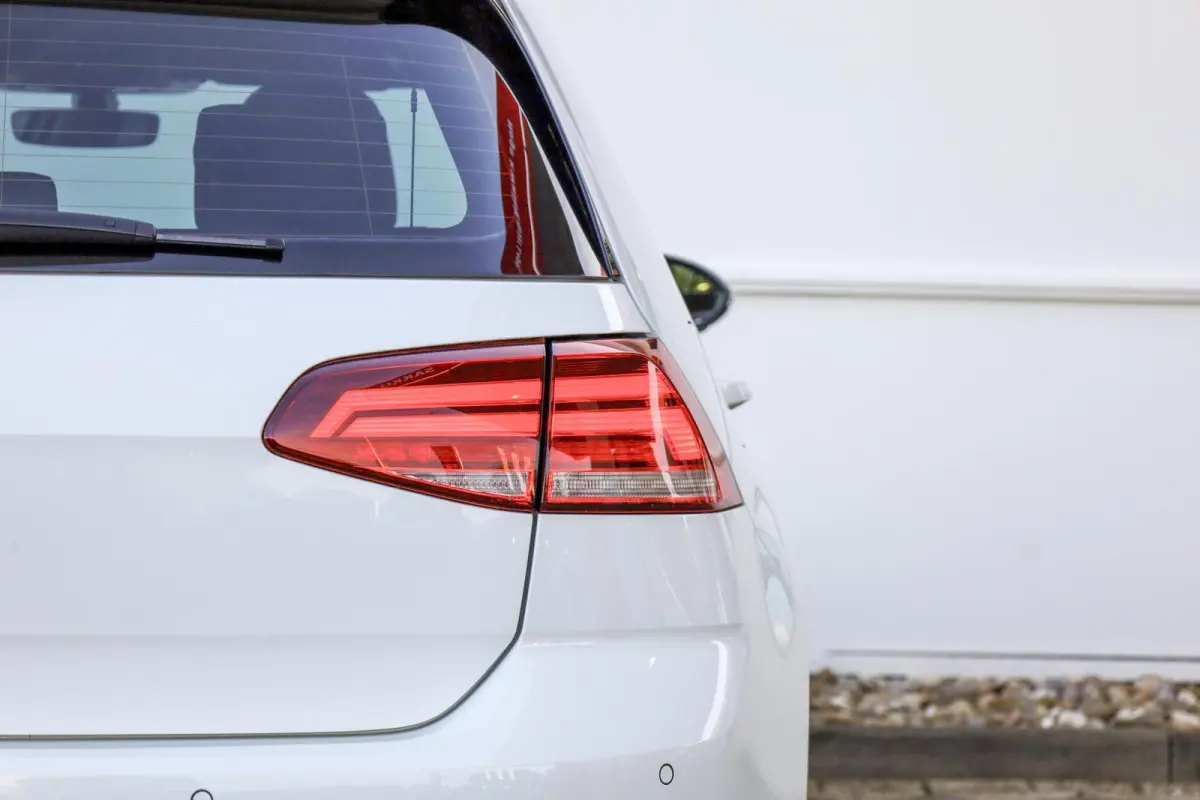 136pk E-DITION | Parkeersensoren | Adaptive Cruise | LM Velgen 16"
