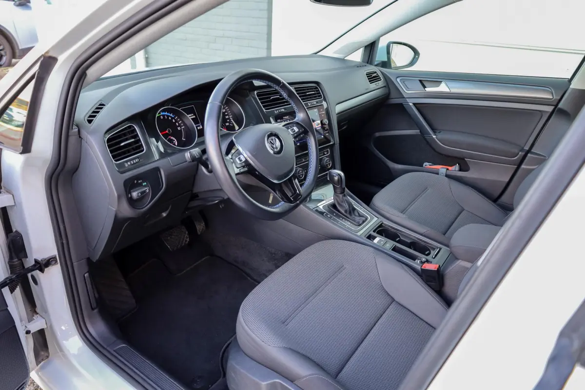 136pk E-DITION | Parkeersensoren | Adaptive Cruise | LM Velgen 16"
