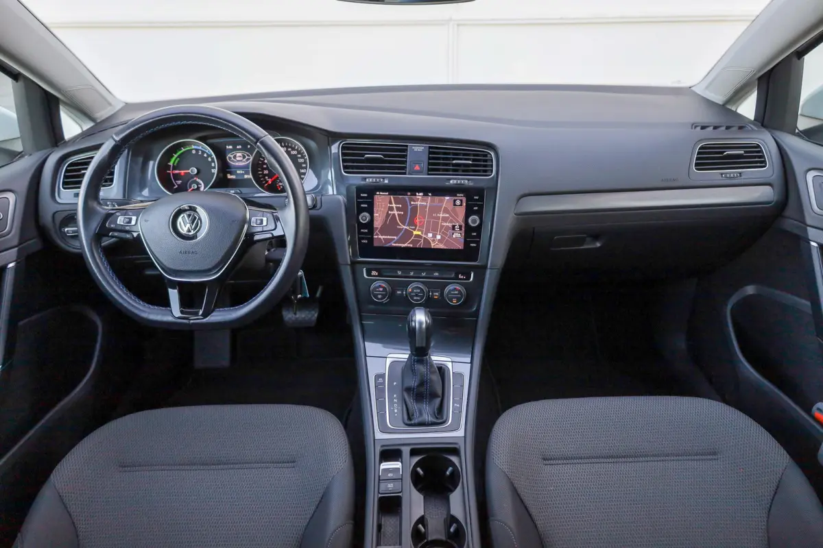 136pk E-DITION | Parkeersensoren | Adaptive Cruise | LM Velgen 16"