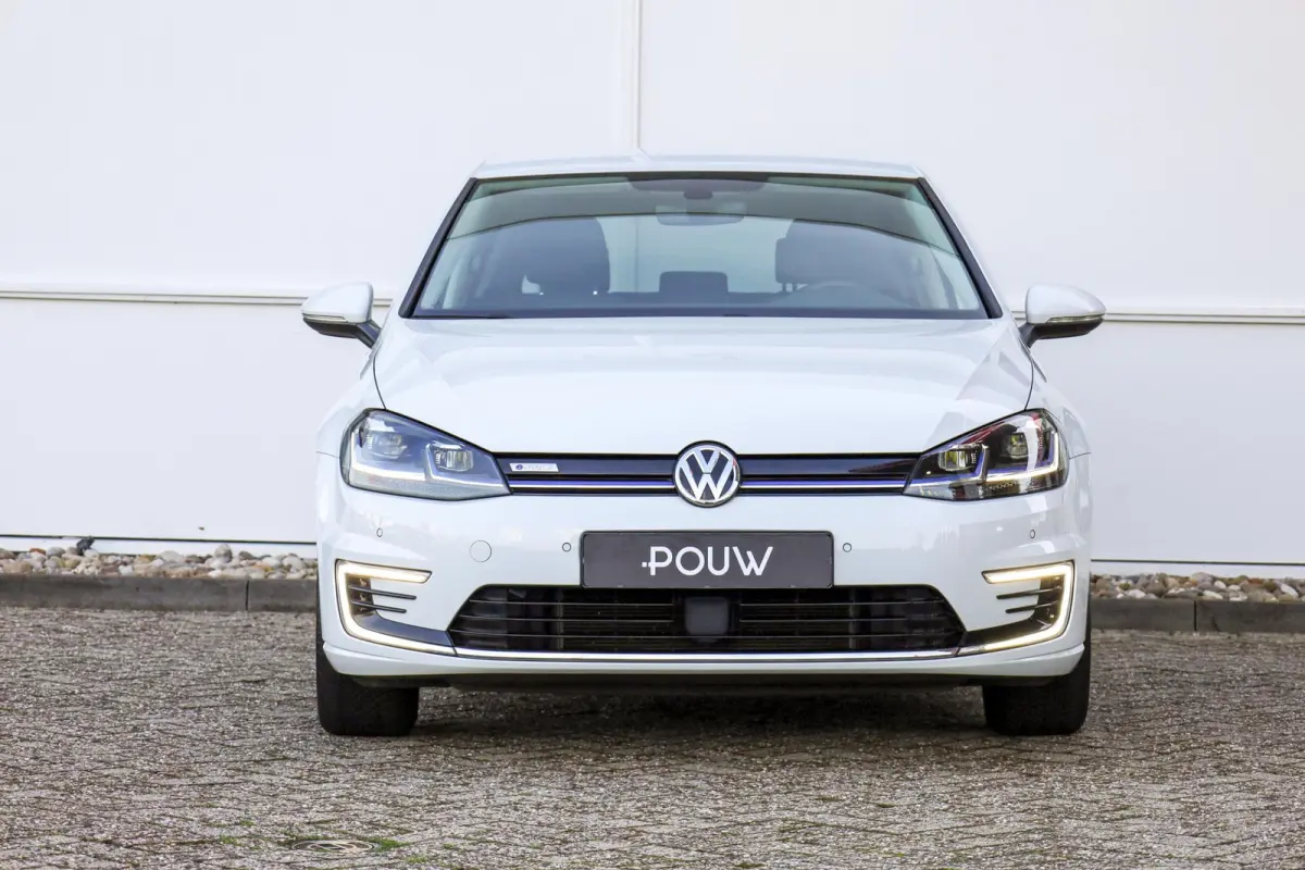 136pk E-DITION | Parkeersensoren | Adaptive Cruise | LM Velgen 16"