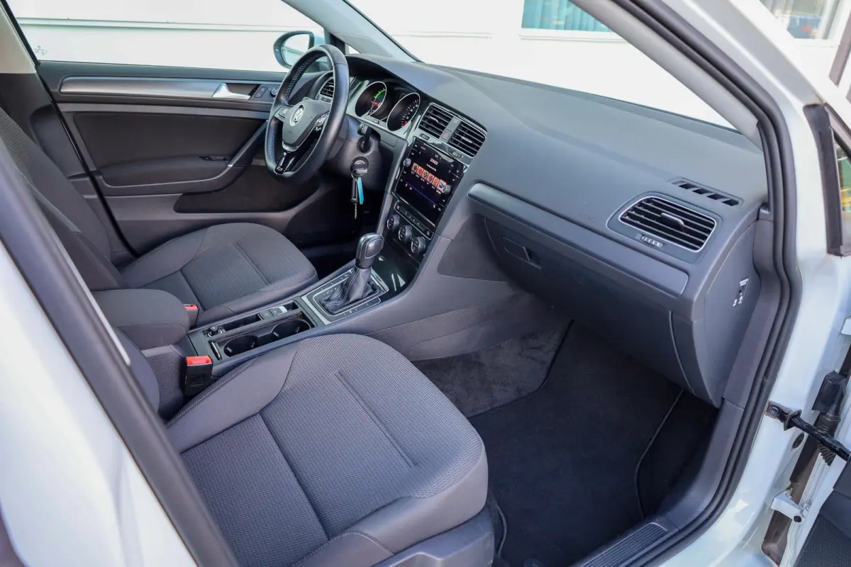 136pk E-DITION | Parkeersensoren | Adaptive Cruise | LM Velgen 16"